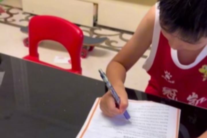 周琦儿子糊糊：我要是不会打球多丢人啊 我爸可是周琦😤图片